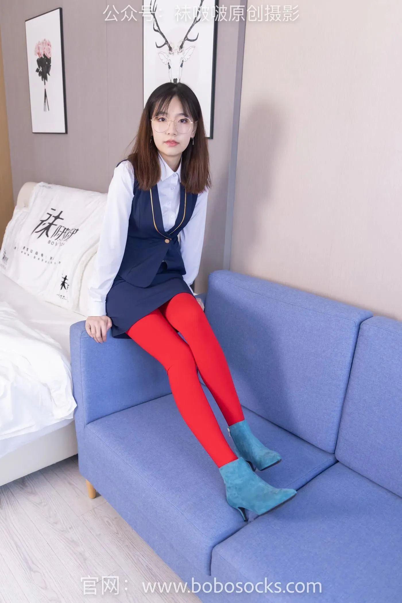 [BoBoSocks袜啵啵]NO.132 小甜豆-aj1板鞋、蓝色短靴、厚黑丝、厚红丝 [145P]插图2